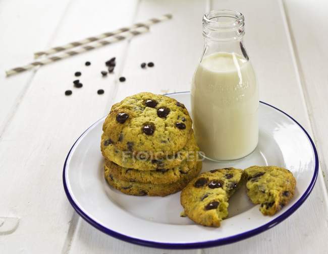 Azafrán y galletas con chispas de chocolate - foto de stock