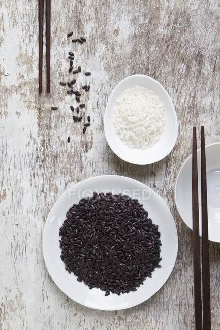 Schwarzer Reis und weißer Reis — Stockfoto
