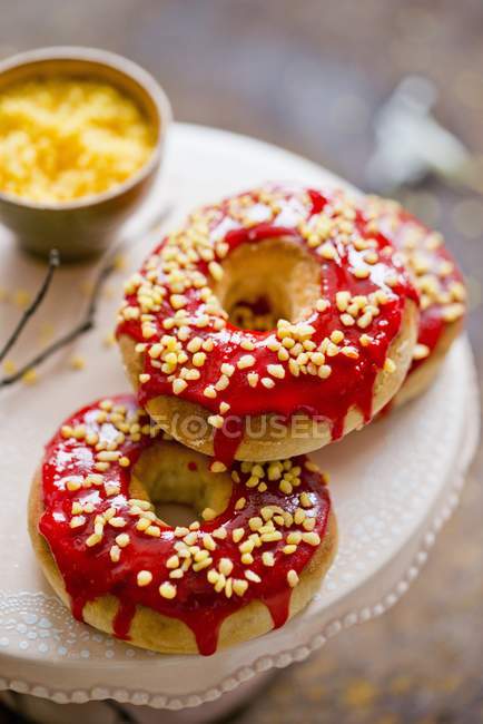Donuts mit rotem Zuckerguss — Stockfoto