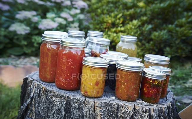Conservation des pots de tomates — Photo de stock