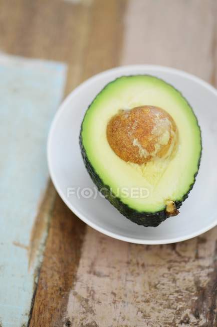 Hälfte der Avocado auf dem Teller — Stockfoto