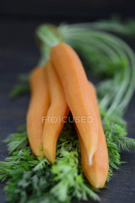 Очищена морква з верхівками — стокове фото