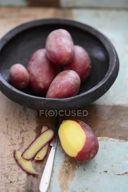 Частково очищені картоплі — стокове фото