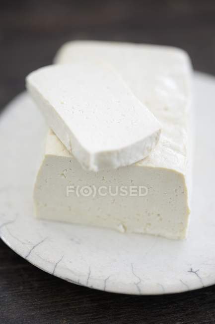 Крупный план тарелки с сыром тофу — стоковое фото