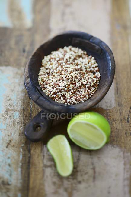 Graines de quinoa colorées dans un bol en bois — Photo de stock