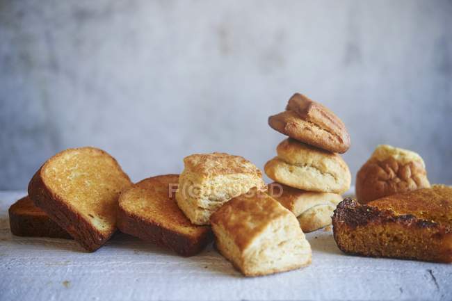 Selección de pan rebanado - foto de stock