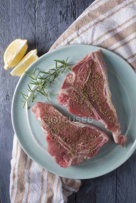 Two seasoned veal chops — Stock Photo