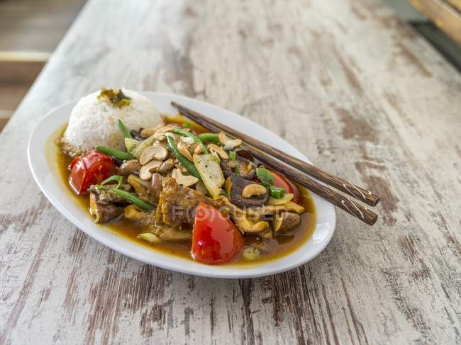 Chicken with mushrooms on plate — Stock Photo