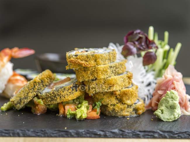 Bandeja de sushi con wasabi y jengibre - foto de stock