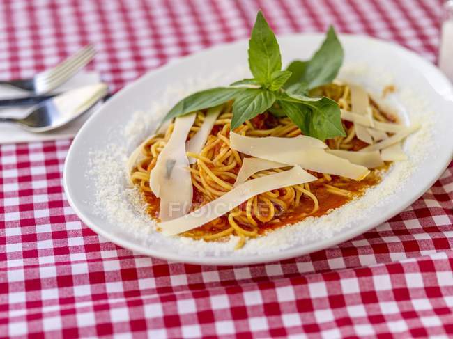 Massa de espaguete com molho de tomate — Fotografia de Stock