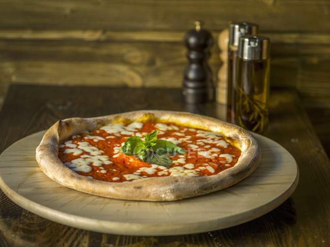 Käse und Basilikum-Pizza — Stockfoto