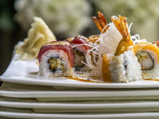 Maki-Sushi mit gebratenen Reisnudeln — Stockfoto