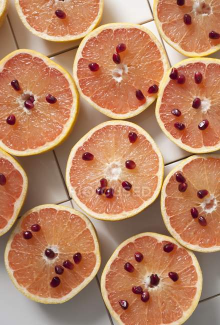 Grapefruit halves with seeds — Stock Photo
