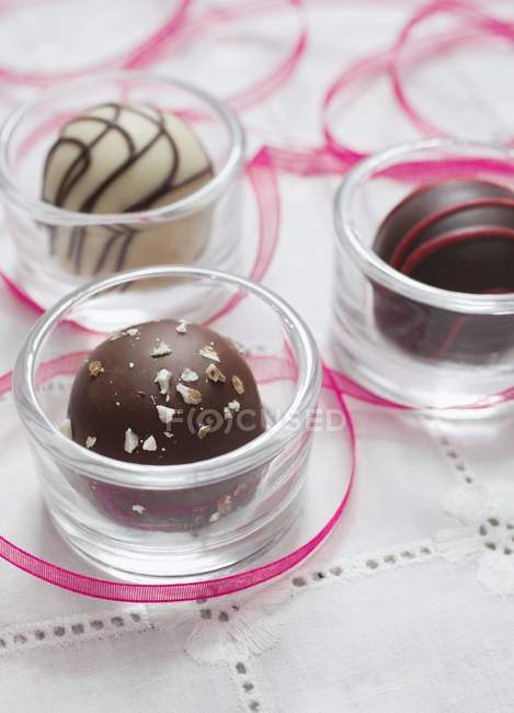 Três pralinas de chocolate — Fotografia de Stock