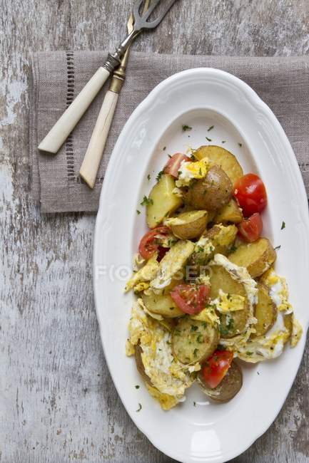 Patate arrosto con uovo — Foto stock