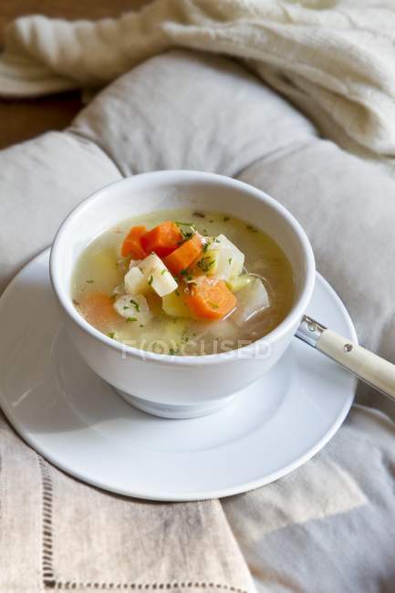 Sopa de legumes raiz em tigela branca — Fotografia de Stock