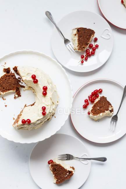 Gâteau au chocolat avec crème au beurre — Photo de stock