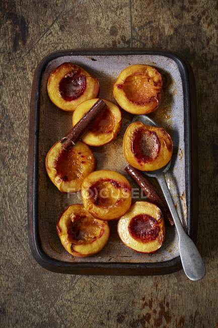 Blick von oben auf im Ofen gebratene Pfirsiche mit Zimt — Stockfoto