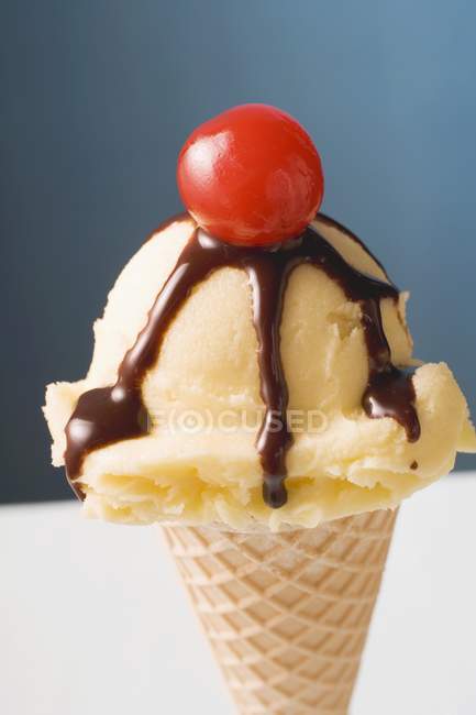 Ice cream with chocolate — Stock Photo