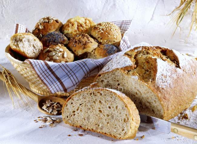 Pan y panecillos de granero - foto de stock