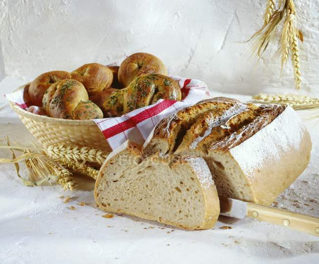 Ржаной хлеб и косички — стоковое фото