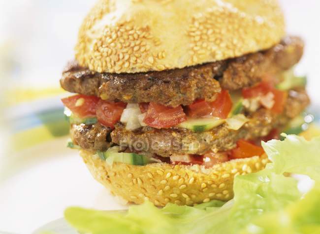 Hambúrguer duplo com legumes — Fotografia de Stock