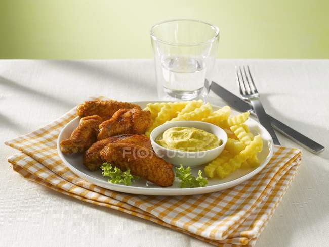 Ali di pollo con salsa al curry — Foto stock
