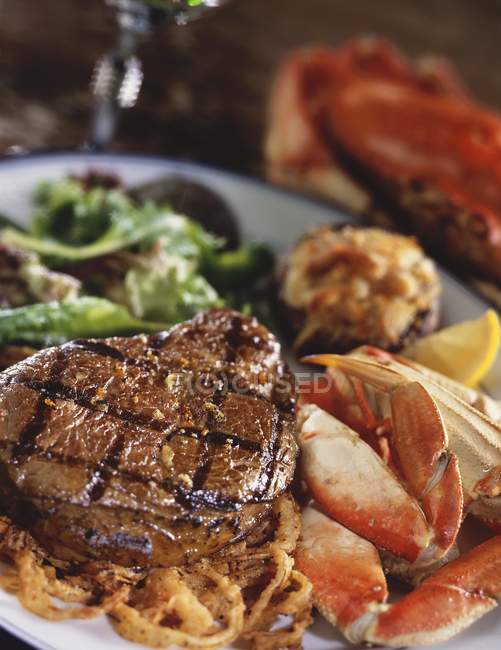 Steak grillé et pattes de crabe — Photo de stock