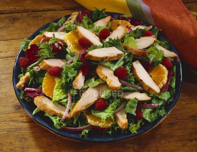 Salade de poulet aux framboises sur assiette — Photo de stock