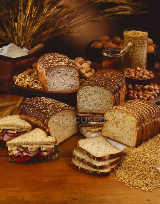 Panes de pan en rodajas - foto de stock