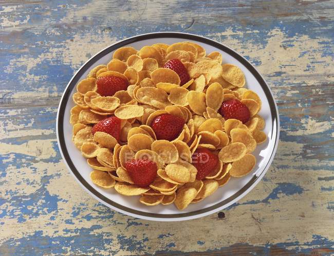 Cornflakes Getreide mit Erdbeeren — Stockfoto