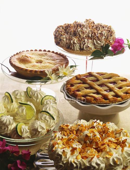 Пять разнообразных десертов — стоковое фото