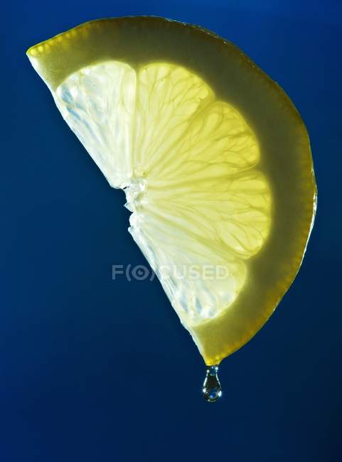 Succo di limone gocciolante dal limone — Foto stock