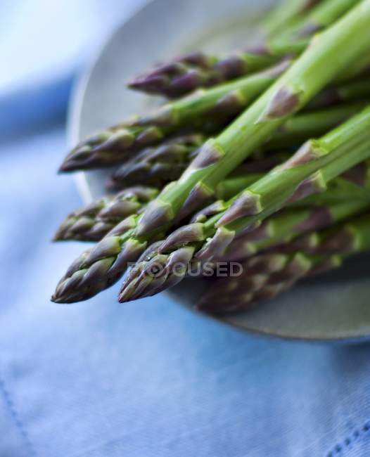 Asparagi verdi freschi in piatto — Foto stock