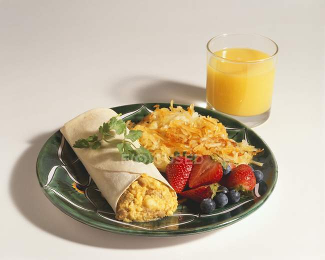 Breakfast burrito mit braunen — Stockfoto
