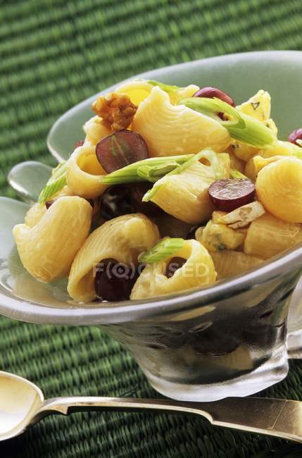 Insalata di pasta chifferi con uva e cipolle — Foto stock