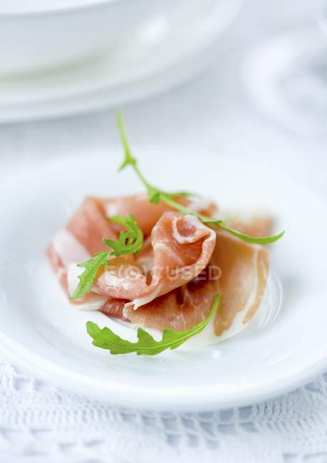 Prosciutto ham slices with rocket — Stock Photo