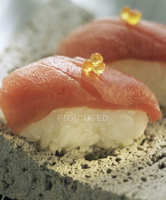 Dois sushi de salmão nigiri — Fotografia de Stock