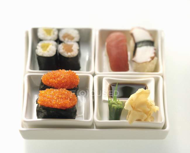 Маки, гункан и нигири суши — стоковое фото