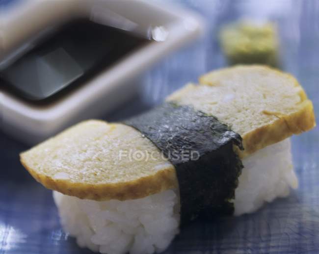 Один нигири тамагояки суши — стоковое фото