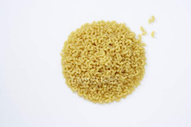 Round pile of elbow macaroni — Stock Photo