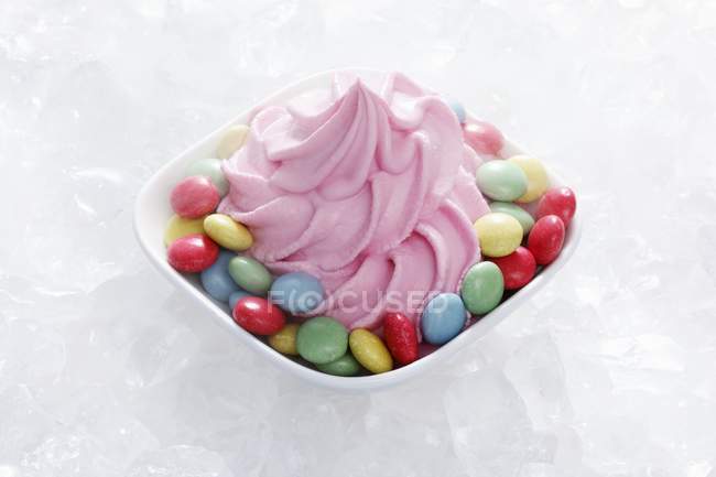 Helado de yogur de fresa - foto de stock