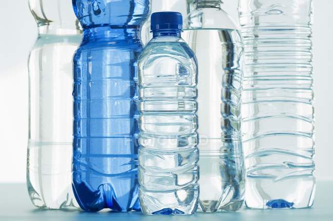 Vista da vicino di varie bottiglie di acqua minerale — Foto stock