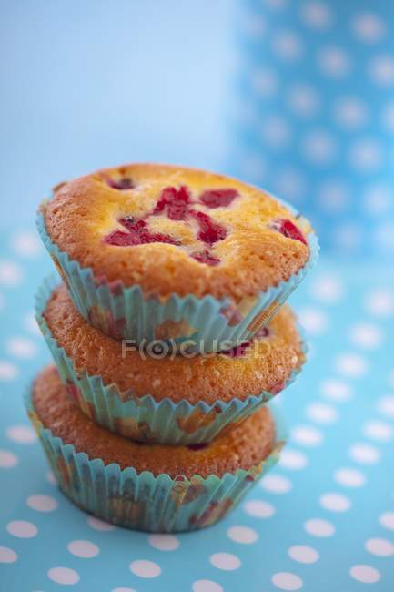 Tre muffin al ribes rosso — Foto stock