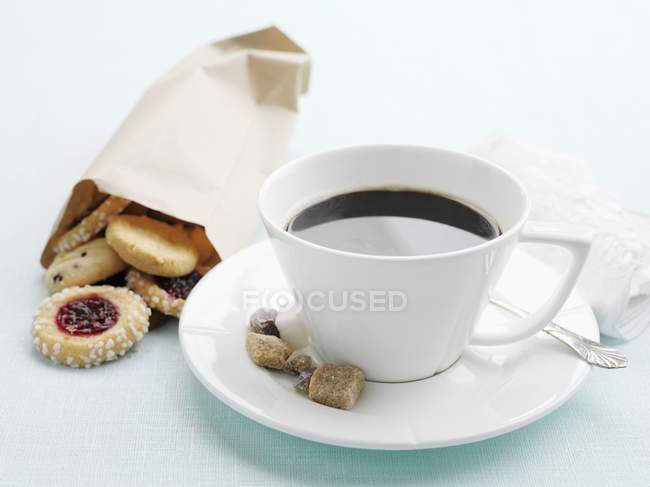 Taza de café con azúcar - foto de stock