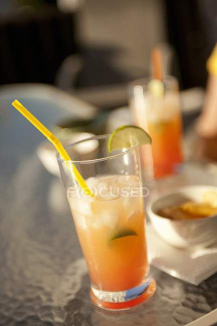 Nahaufnahme eines Mai-Tai-Cocktails mit einem Strohhalm auf einem Glas — Stockfoto