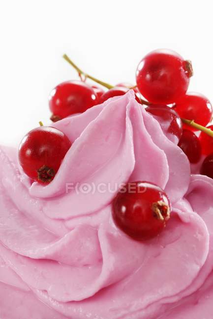 Joghurt-Eis mit roten Johannisbeeren — Stockfoto