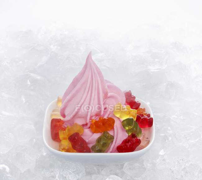 Crème glacée au yaourt aux fraises — Photo de stock