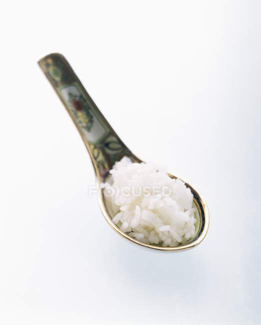 Cucchiaio pieno di riso crudo — Foto stock