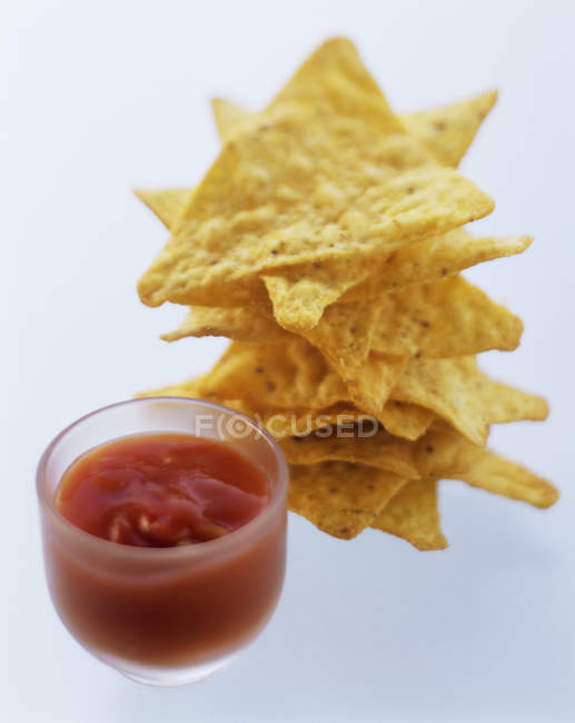Кукурузные чипсы с сальсой — стоковое фото